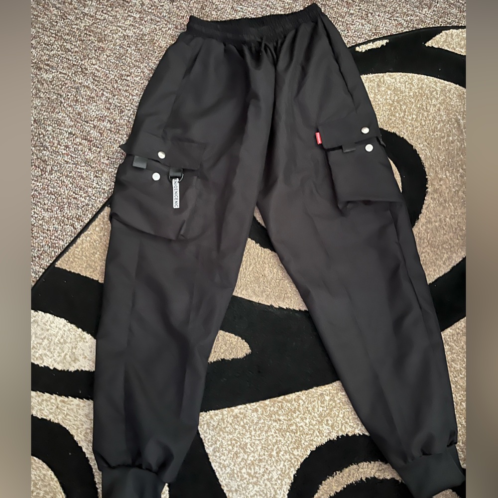 Stylish cargo joggers. Thin material, better suited for warmer days. Never worn.